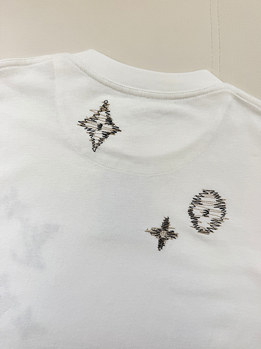 ルイヴィトンコピー 刺繍ロゴ入り半袖Tシャツ