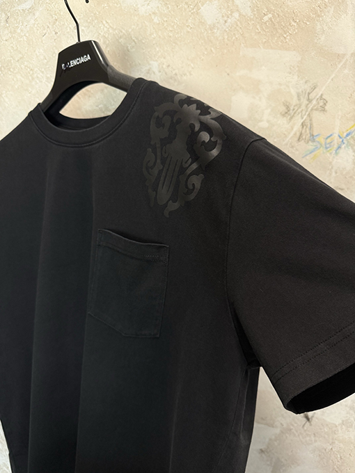 クロムハーツ 肩に剣とクロスの影が入ったウォッシュの半袖Tシャツ