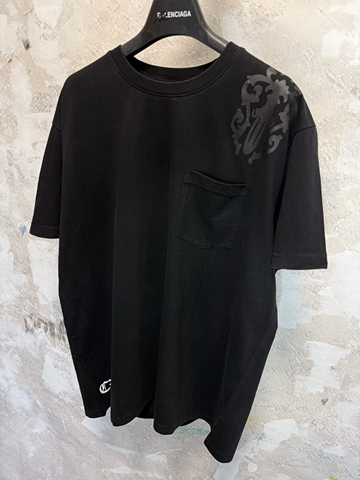 クロムハーツ 肩に剣とクロスの影が入ったウォッシュの半袖Tシャツ