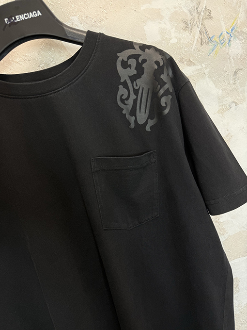クロムハーツ 肩に剣とクロスの影が入ったウォッシュの半袖Tシャツ