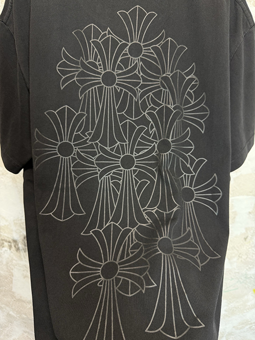クロムハーツ 肩に剣とクロスの影が入ったウォッシュの半袖Tシャツ