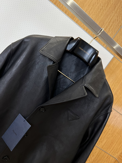 プラダコピー レザー製トライアングルロゴ入り高級ラペルレザージャケット