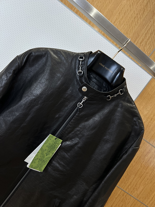 グッチ アンティークシルバーのリング装飾とスタンドカラーがの高級レザージャケット