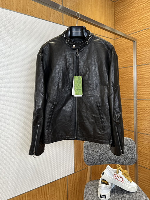 グッチ アンティークシルバーのリング装飾とスタンドカラーがの高級レザージャケット