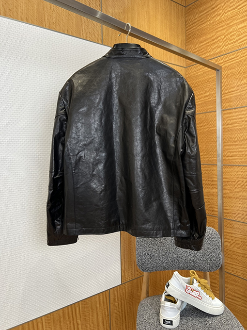 グッチ アンティークシルバーのリング装飾とスタンドカラーがの高級レザージャケット