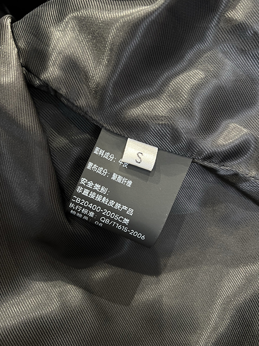 グッチ アンティークシルバーのリング装飾とスタンドカラーがの高級レザージャケット