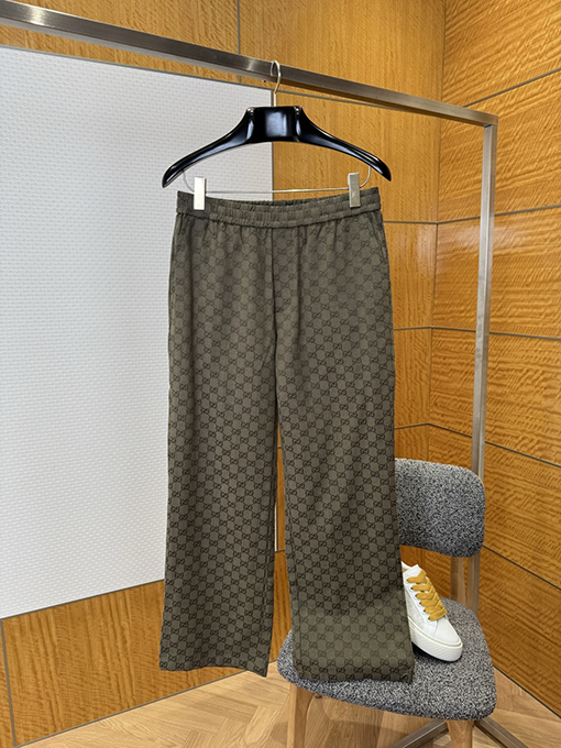 グッチ クラシックなモノグラム柄のカジュアルパンツ