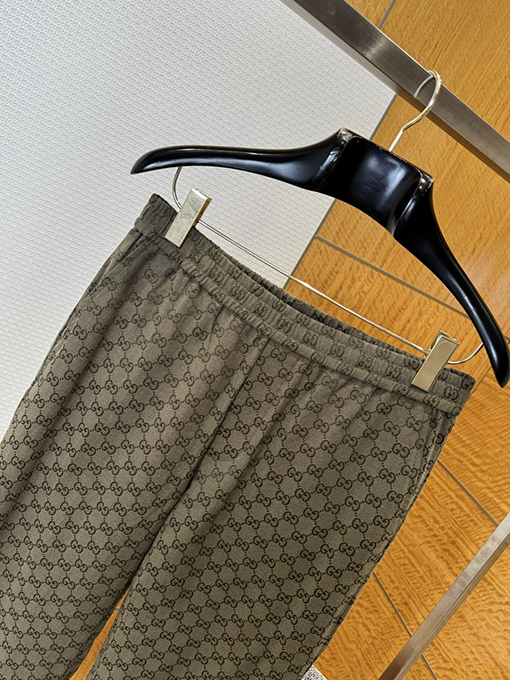 グッチ クラシックなモノグラム柄のカジュアルパンツ
