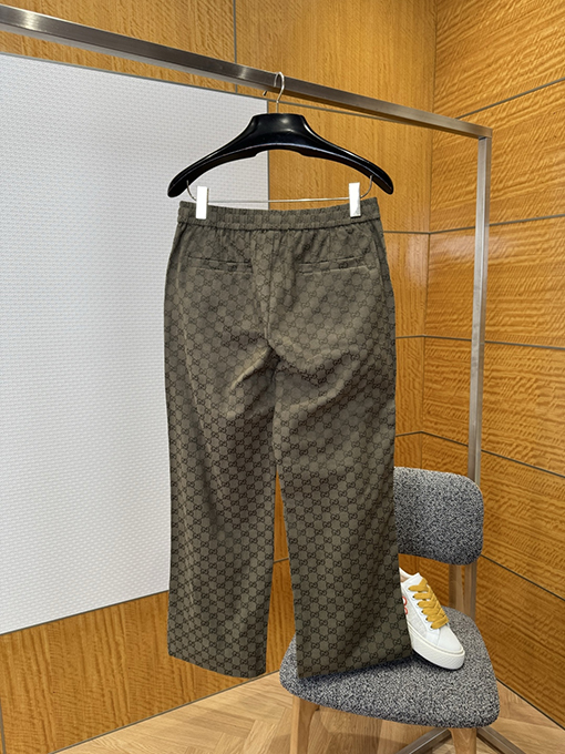 グッチ クラシックなモノグラム柄のカジュアルパンツ