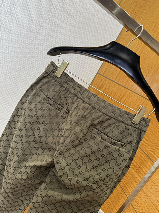 グッチ クラシックなモノグラム柄のカジュアルパンツ