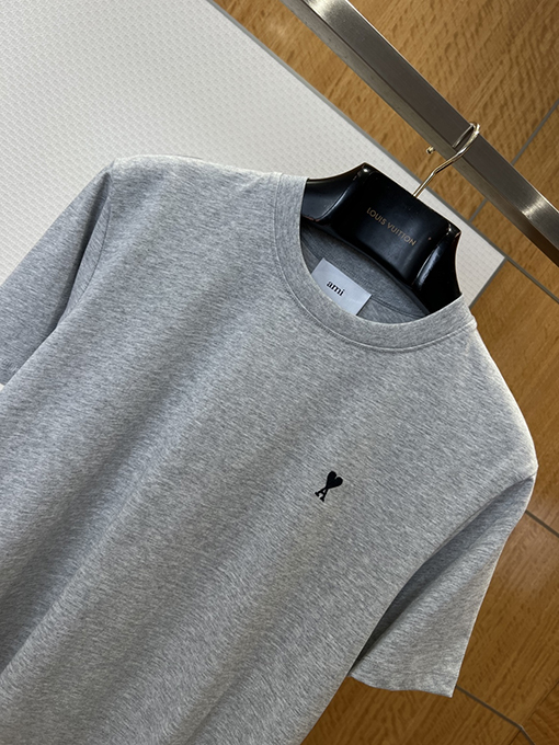 アミ ハート型のAの刺繍入りクルーネック半袖Tシャツ