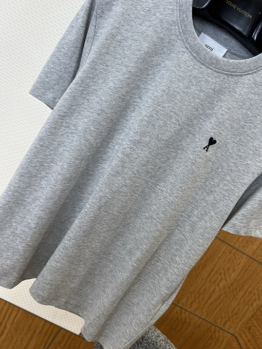 アミ ハート型のAの刺繍入りクルーネック半袖Tシャツ