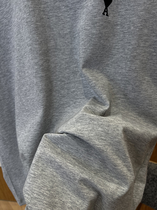 アミ ハート型のAの刺繍入りクルーネック半袖Tシャツ