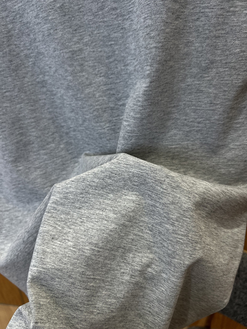アミ ハート型のAの刺繍入りクルーネック半袖Tシャツ