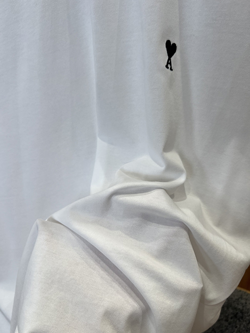 アミ ハート型のAの刺繍入りクルーネック半袖Tシャツ