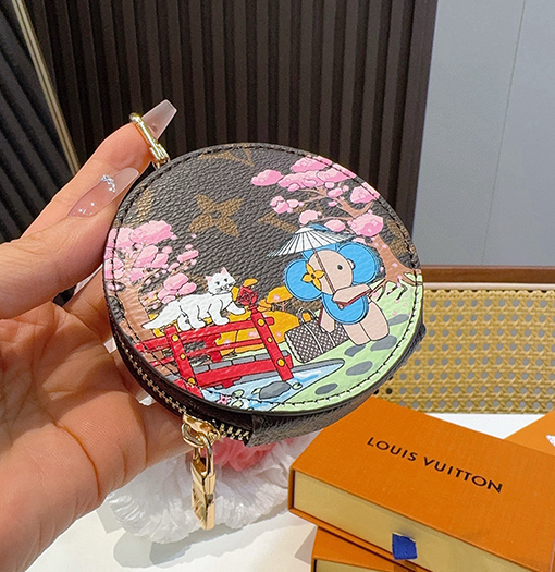 ルイヴィトンスーパーコピー モノグラムキャンバスバッグチャーム漫画柄の小銭入れ