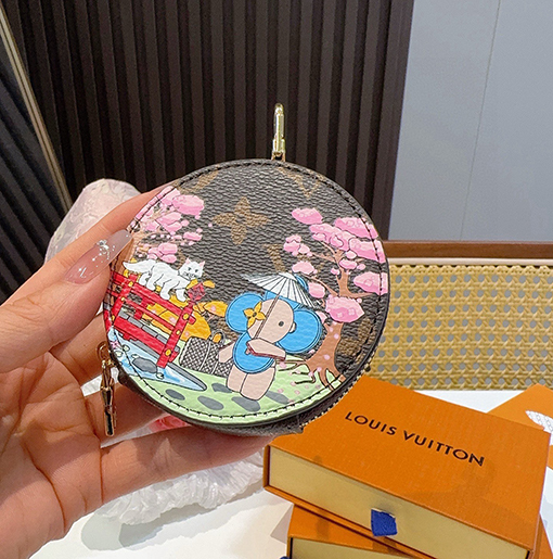 ルイヴィトンスーパーコピー モノグラムキャンバスバッグチャーム漫画柄の小銭入れ