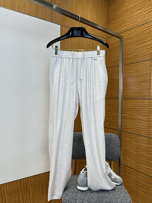プラダスーパーコピー クラシックなロゴ刺繍入りドレープ半袖シャツとパンツのスーツ