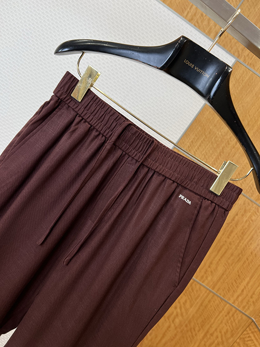 プラダスーパーコピー クラシックなロゴ刺繍入りドレープ半袖シャツとパンツのスーツ