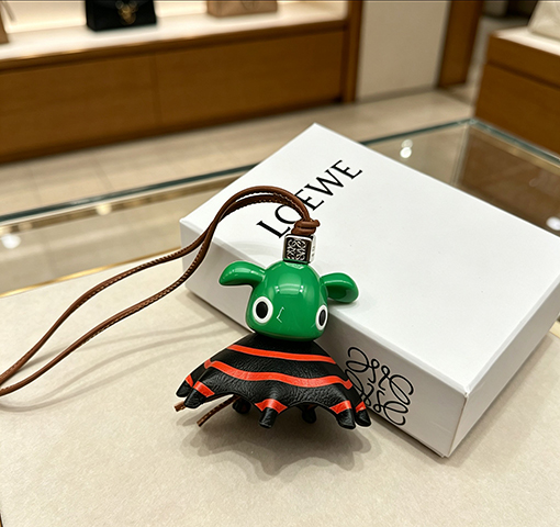 ロエベスーパーコピー 限定カラーブロックデザインのダンボペンダント