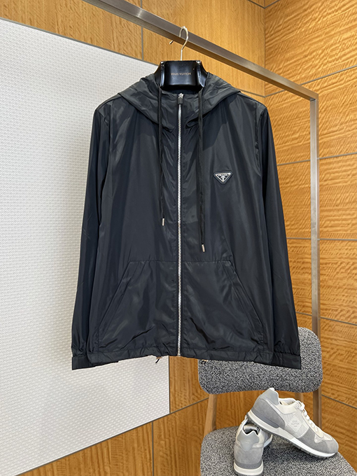 プラダ 三角形のロゴ入りフード付きジャケット