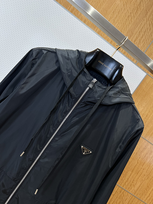 プラダ 三角形のロゴ入りフード付きジャケット