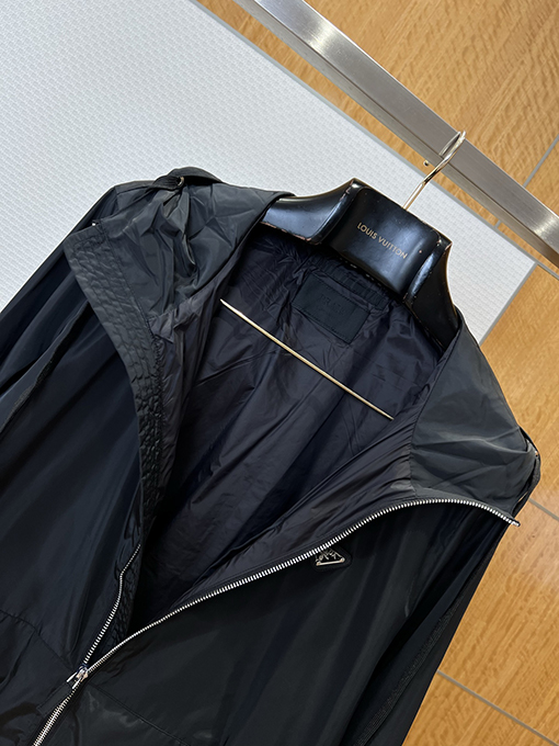 プラダ 三角形のロゴ入りフード付きジャケット