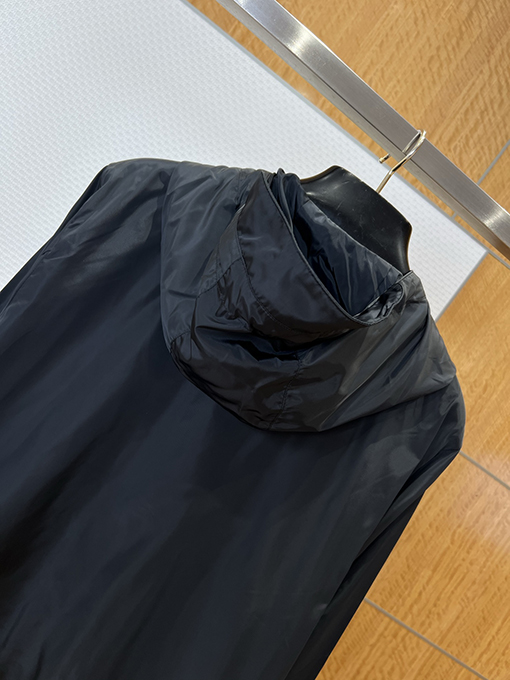 プラダ 三角形のロゴ入りフード付きジャケット
