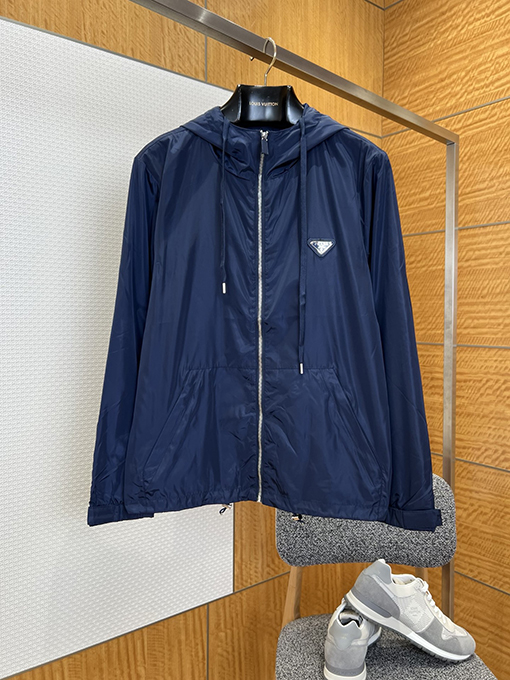 プラダ 三角形のロゴ入りフード付きジャケット