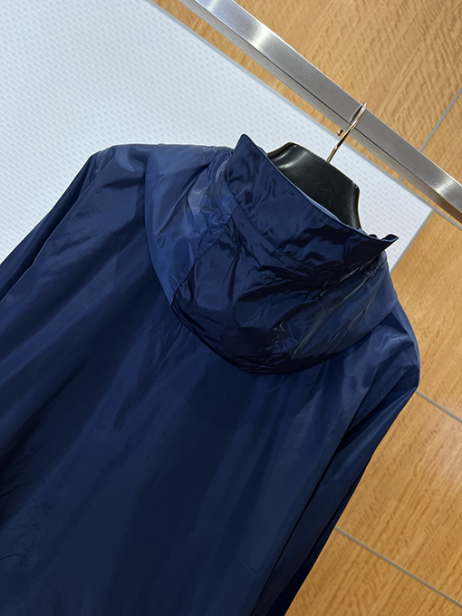 プラダ 三角形のロゴ入りフード付きジャケット