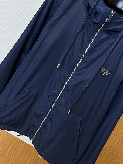 プラダ 三角形のロゴ入りフード付きジャケット