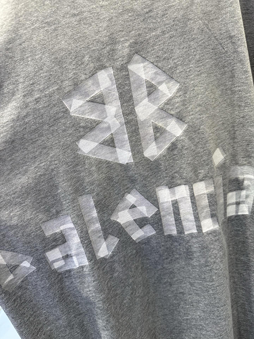 バレンシアガコピー クラシックなウォッシュのグレーのマスキングテープ風ダメージ半袖Tシャツ