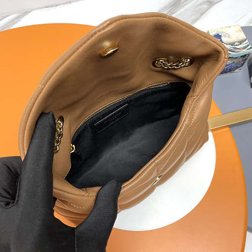 サンローランスーパーコピー Loulou Puffer Mini レディースゴールドのバックルとダブルチェーンが付いた黒のミニバッグ