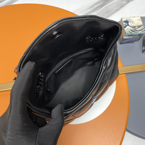 サンローランスーパーコピー Loulou Puffer Mini レディースゴールドのバックルとダブルチェーンが付いた黒のミニバッグ