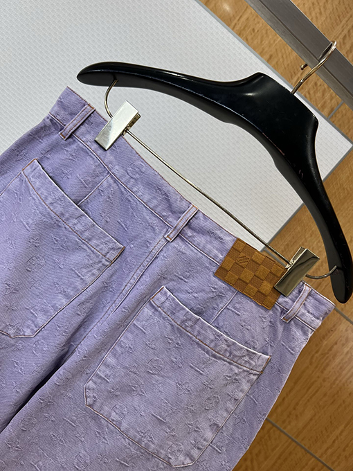 ルイヴィトンスーパーコピー ダークカラーの柄入りジャカードデニムジャケットとショートパンツのセット