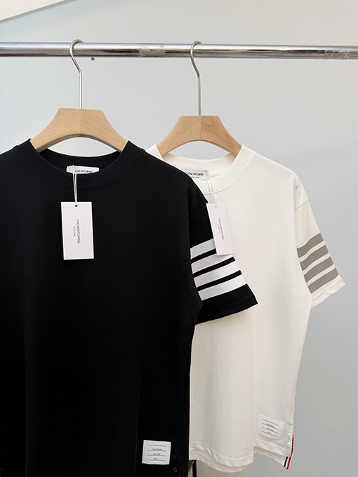トムブラウン クラシックの4本ストライプ柄半袖Tシャツ