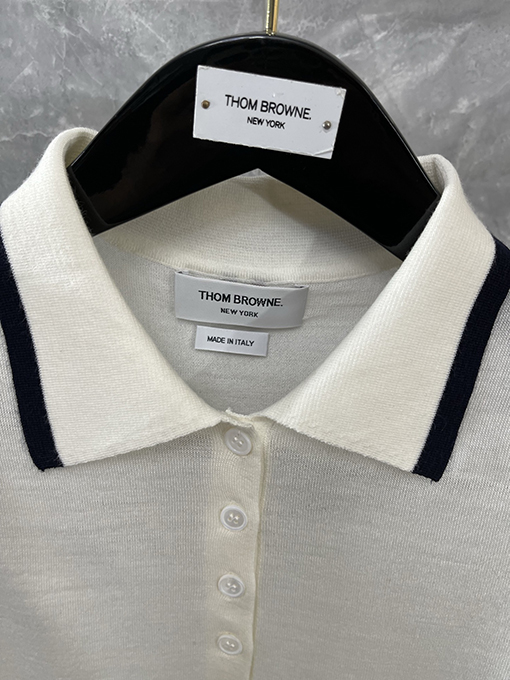 トムブラウンコピー レディース背面にクラシックなダックスフンドの刺繍がされたウールカラーのニット半袖ポロシャツ