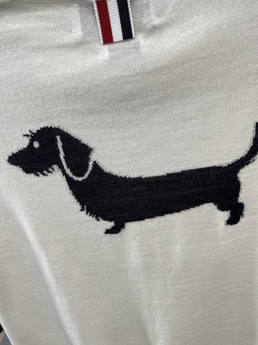 トムブラウンコピー レディース背面にクラシックなダックスフンドの刺繍がされたウールカラーのニット半袖ポロシャツ