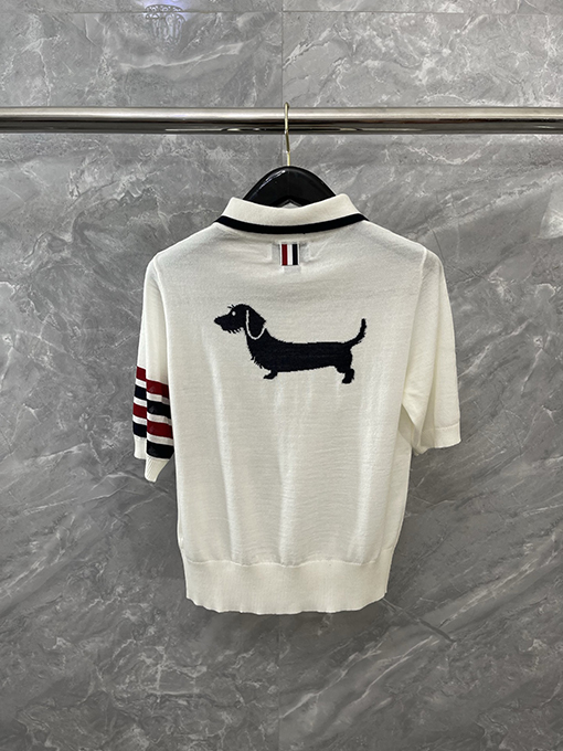 トムブラウンコピー レディース背面にクラシックなダックスフンドの刺繍がされたウールカラーのニット半袖ポロシャツ
