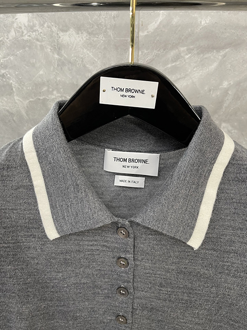 トムブラウンコピー レディース背面にクラシックなダックスフンドの刺繍がされたウールカラーのニット半袖ポロシャツ