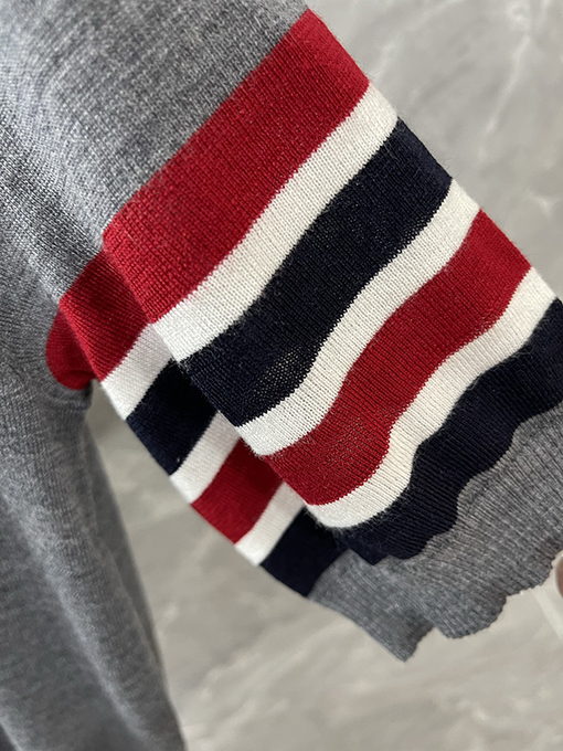 トムブラウンコピー レディース背面にクラシックなダックスフンドの刺繍がされたウールカラーのニット半袖ポロシャツ