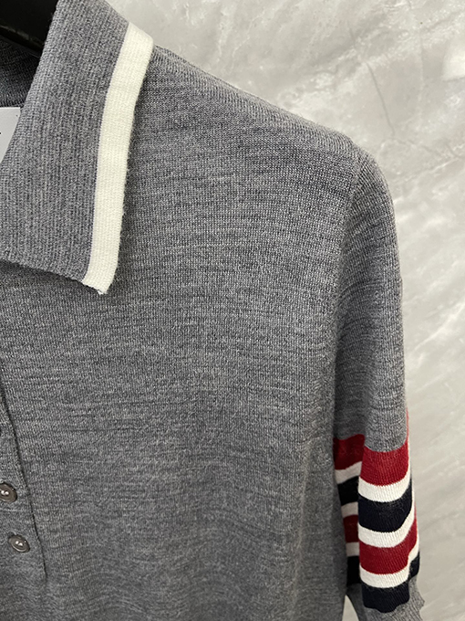 トムブラウンコピー レディース背面にクラシックなダックスフンドの刺繍がされたウールカラーのニット半袖ポロシャツ
