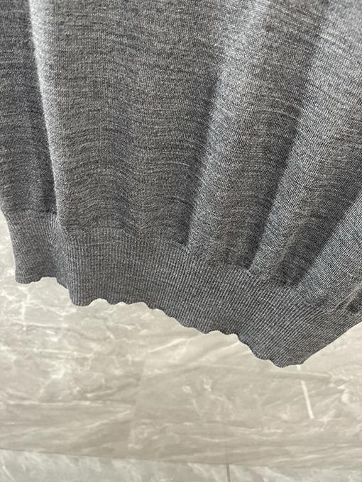 トムブラウンコピー レディース背面にクラシックなダックスフンドの刺繍がされたウールカラーのニット半袖ポロシャツ