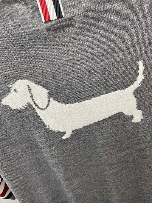 トムブラウンコピー レディース背面にクラシックなダックスフンドの刺繍がされたウールカラーのニット半袖ポロシャツ
