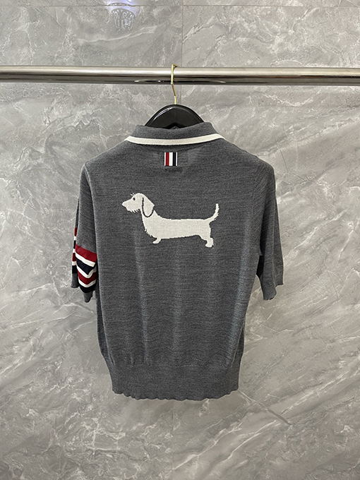 トムブラウンコピー レディース背面にクラシックなダックスフンドの刺繍がされたウールカラーのニット半袖ポロシャツ