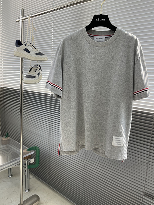 トムブラウンスーパーコピー ダブルスリーブのストライプ柄半袖Tシャツ