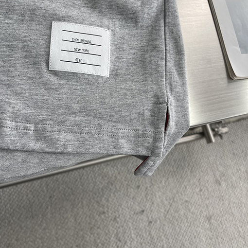 トムブラウンスーパーコピー ダブルスリーブのストライプ柄半袖Tシャツ