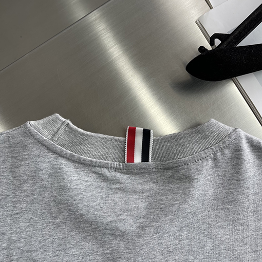 トムブラウンスーパーコピー ダブルスリーブのストライプ柄半袖Tシャツ