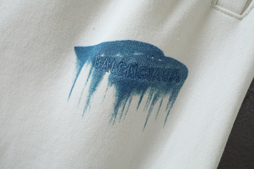 バレンシアガ BALENCIAGA クラシックな英字ロゴ刺繍とインクが飛び散ったようなデザインのカジュアルスポーツパンツ