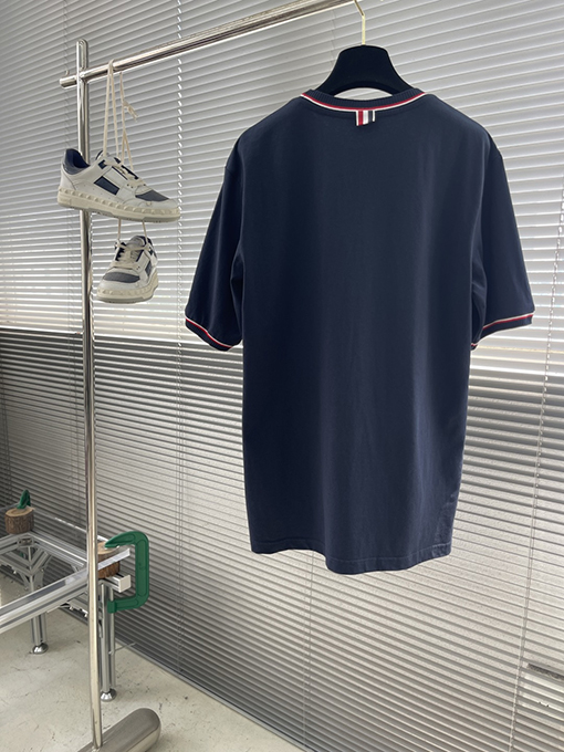 トムブラウンコピー 胸に鳥のロゴ入りクルーネックの半袖Tシャツ